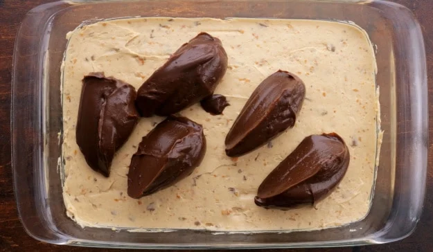 Spreading the pudding layer.
