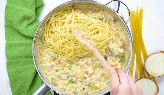 Adding the pasta.