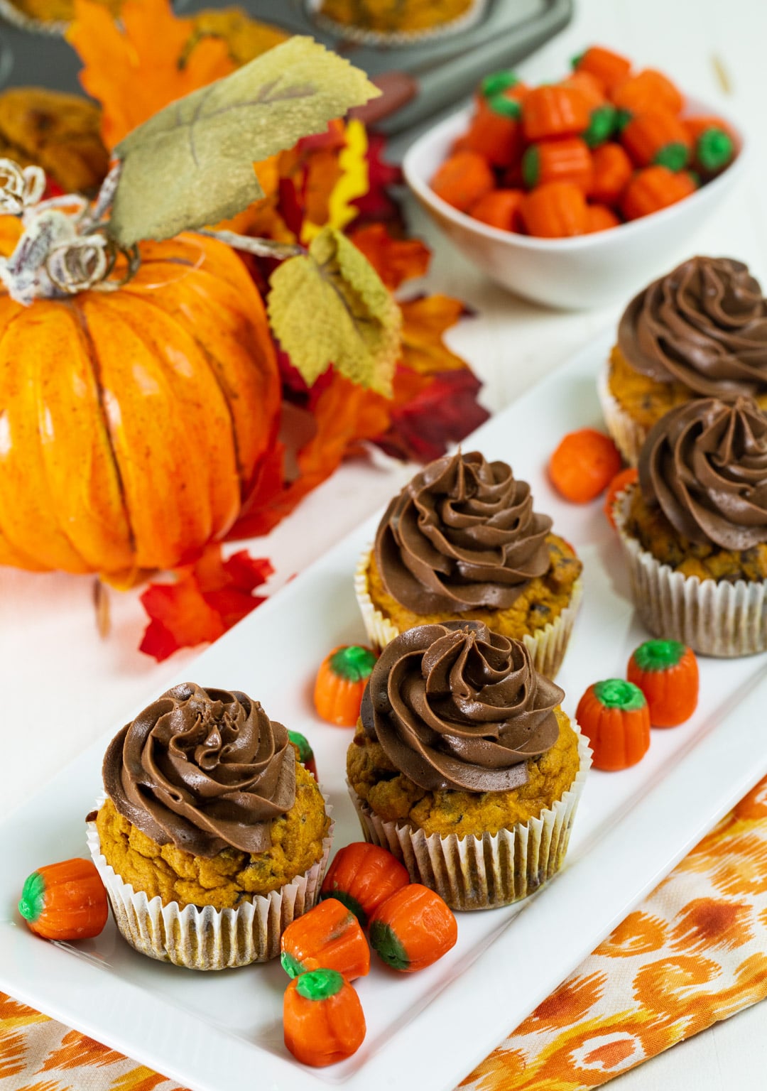 Cupcakes on a serving tray.