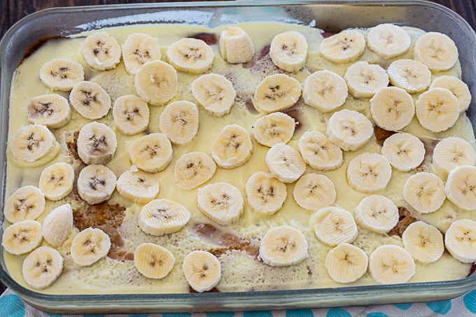 Lay the sliced bananas on cake