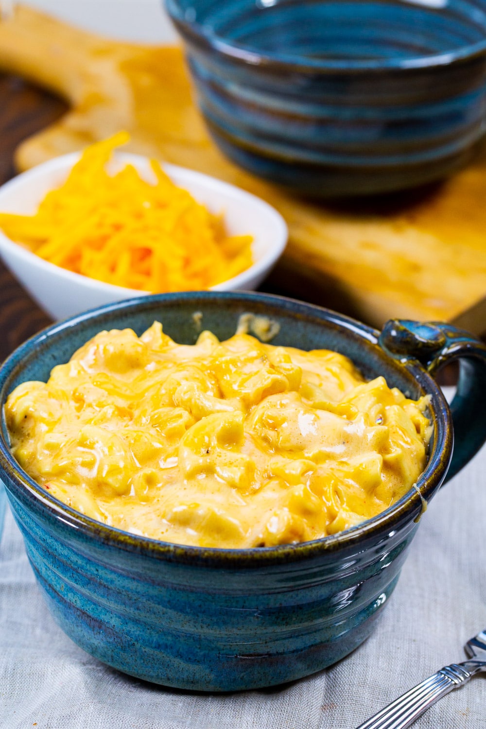 Creamy Mac and Cheese in a blue bowl.