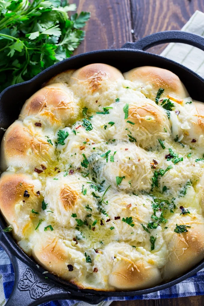 Cheesy Garlic Skillet Rolls